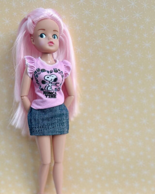 Upcycle old activewear into Barbie leggings and crop top - free
